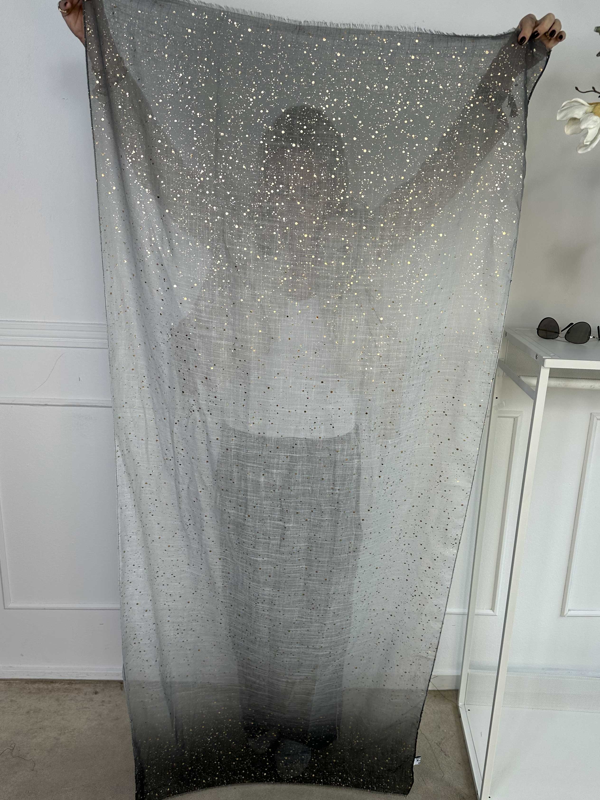 Eliza - Lätt scarf med gulddetaljer